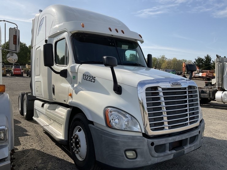 2011-freightliner-cascadia-125-image-3
