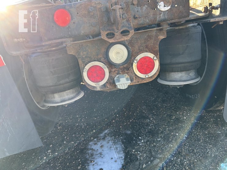 2012-freightliner-cascadia-125-image-41