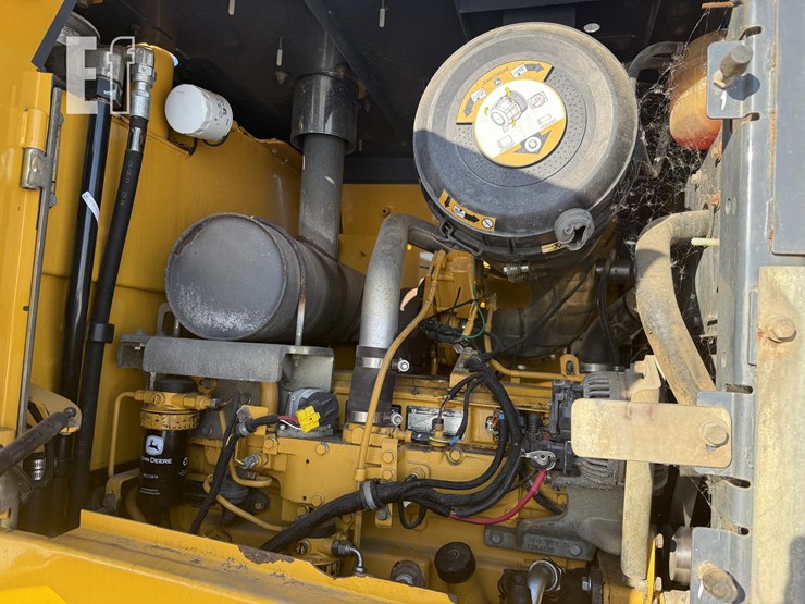 2011-deere-624k-image-28