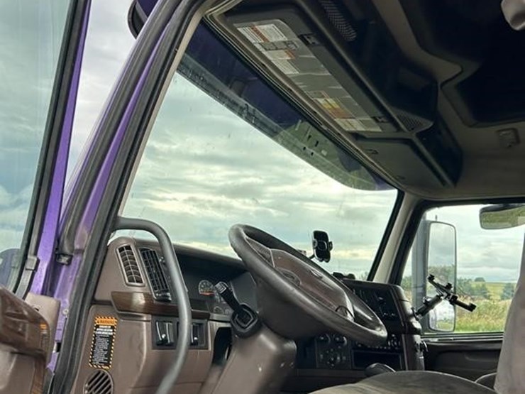 2015-volvo-vnl42t670-image-11