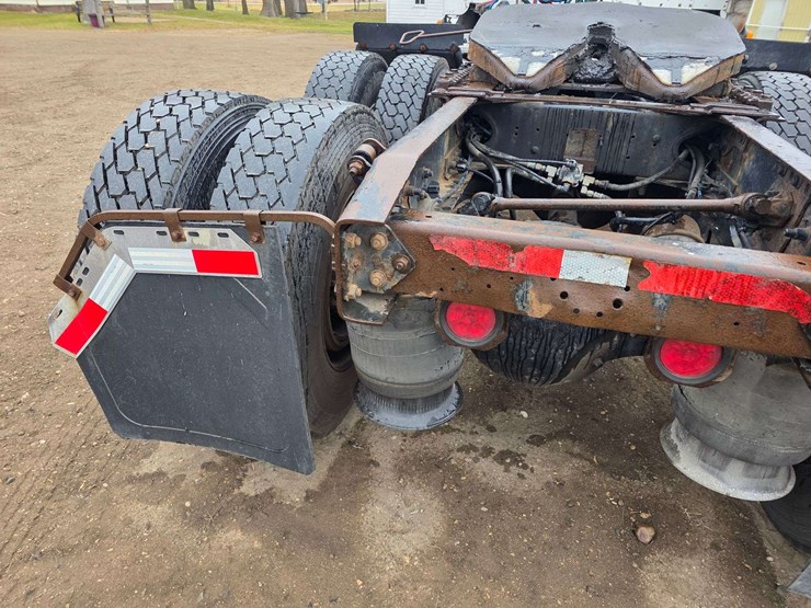 2007-freightliner-cl120-day-cab-semi,-978,000-miles,-detroit-series-60-–-14l-engine,-515hp,-10-speed-image-47