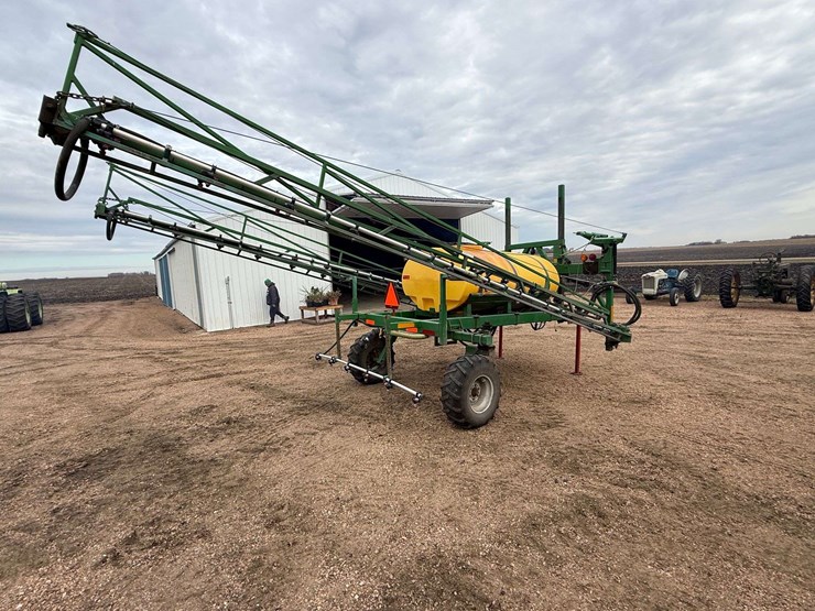 summers-90’-sprayer,-3pt-hookup,-500-gallon-tank,-5-section-shut-offs,-comes-with-controller,-wings-image-5