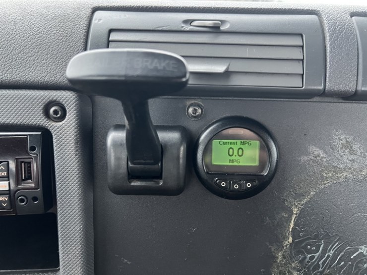 2017-freightliner-cascadia-tri-axle-truck-tractor-image-40