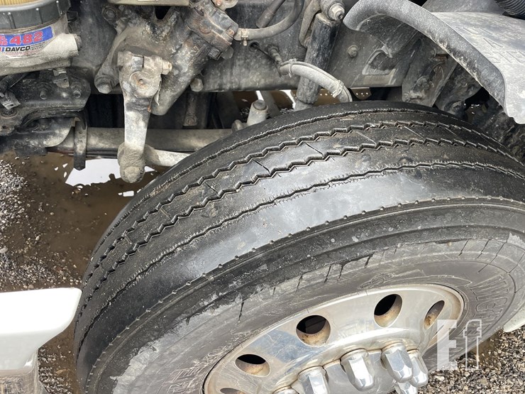 2014-freightliner-cascadia-125-image-24