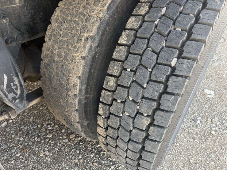 2004-freightliner-m2-business-class-semi-tractor,-day-cab,-mercedes-460,-10-speed,-jake-brake,-lopro-image-19