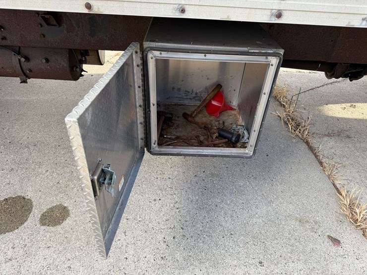 1992-international-805-box-truck,-shows-54,622-miles,-9-speed-transmission,-11r22.5-tires,-26.5’-box-image-23