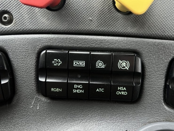 2017-freightliner-cascadia-tri-axle-truck-tractor-image-35