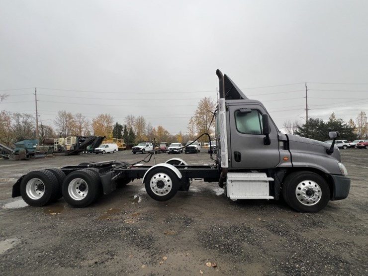 2017-freightliner-cascadia-tri-axle-truck-tractor-image-3