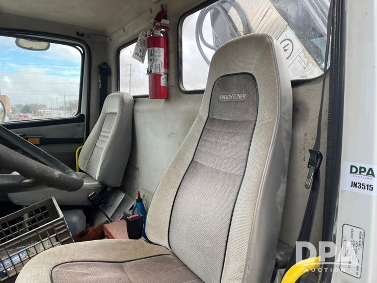 1999-freightliner-fl70-image-45