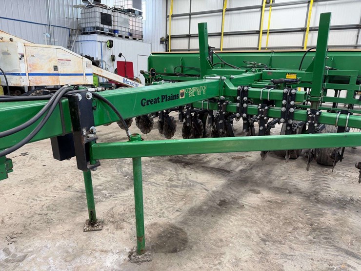 great-plains-20’-grain-drill,-10”-spacing,-3pt-converted-into-a-pull-type,-has-markers,-front-coulte-image-40