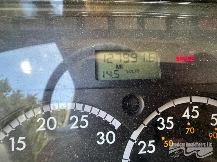 2013-freightliner-m2-106-image-8