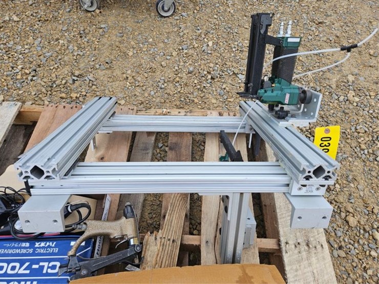 #3992-•-pallet-of-pneumatic-staplers-and-nailers-image-7