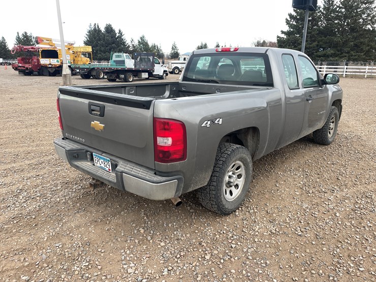 #1125-•-2013-chevrolet-silverado-pickup-truck-(has-mn-title)-image-4