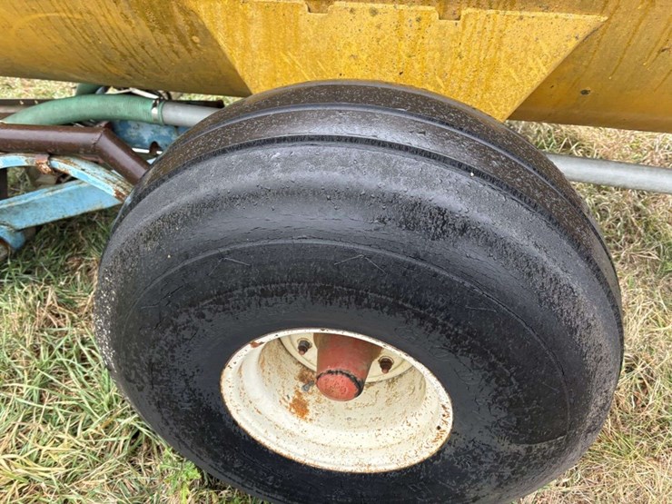 liquid-manure-vacuum-tank,-19l-16.1-tires,-540-,-(1/2-pto-missing),-(2)-hyd-injector-shanks,-approx-image-10