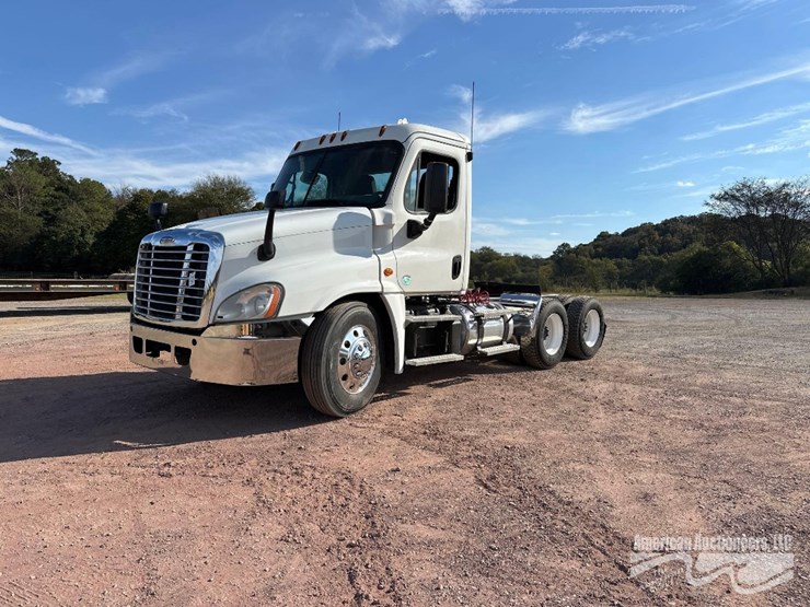 2016-freightliner-cascadia-125-image-1