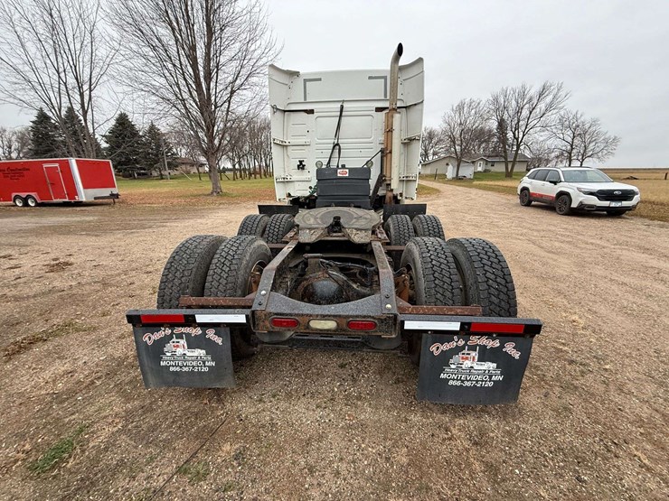 2005-volvo-sleeper-semi,-cummins-isx-engine,-13-speed-eaton-transmission,-wet-kit,-aluminum-front-an-image-17