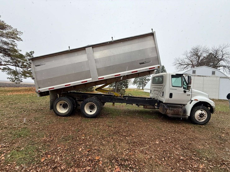 2004-international-durastar-4400-image-8