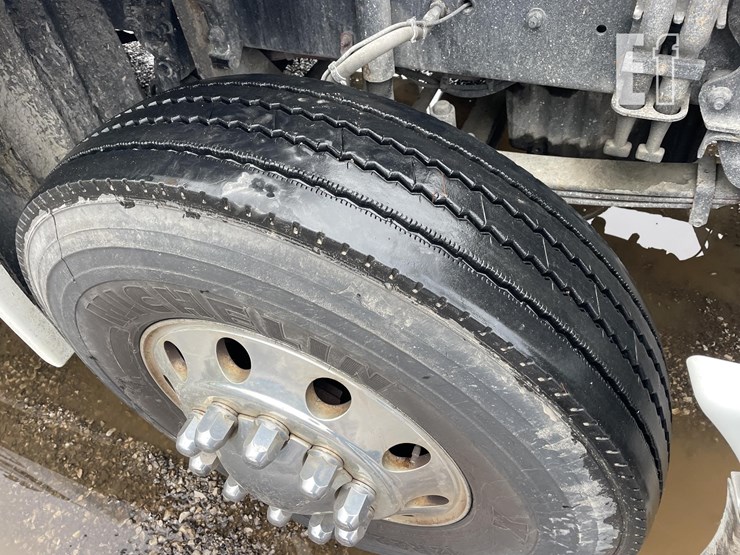 2014-freightliner-cascadia-125-image-23