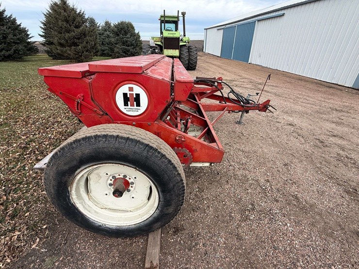 international-172-grain-drill-with-grass-seeder,-6”-spacing-with-hitch-and-hydraulic-plumbing-image-9
