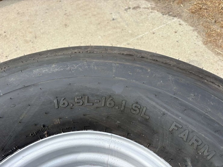 titan-16.5l-16.1sl-new-10-ply-tire-on-silver-8-bolt-ag-rim-image-4