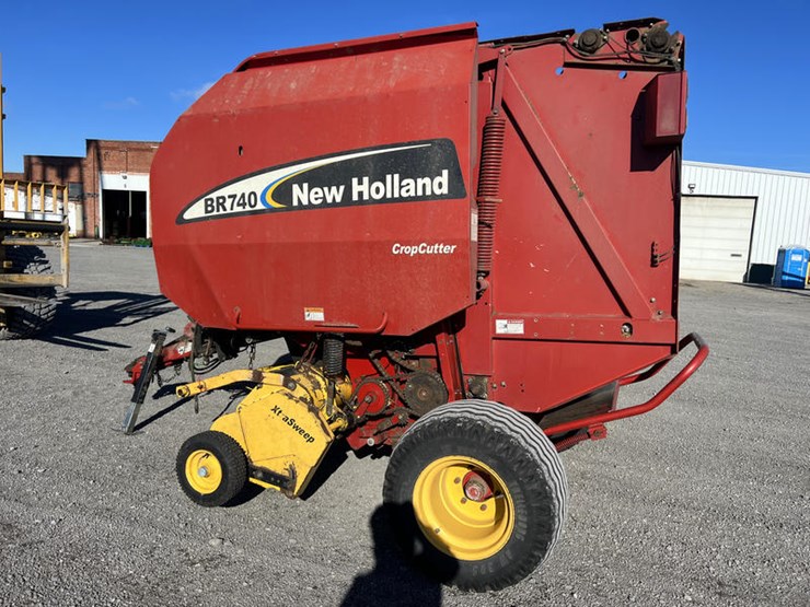 new-holland-br740-image-7