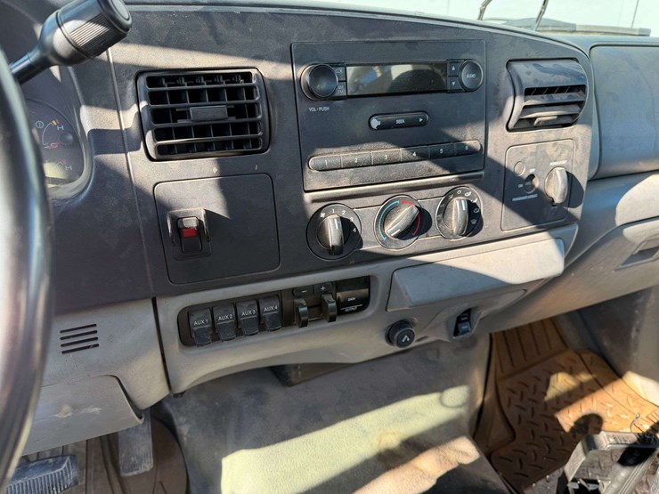 2006-ford-f550-image-33