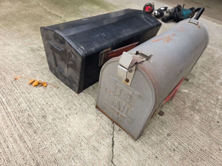 (2)-mail-boxes,-buying-both-for-one-money-image-1