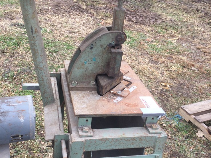 #4802-•-foot-operated-shearon-table:-location:-w2486-smies-rd,-oostburg,-wi-53070-image-3