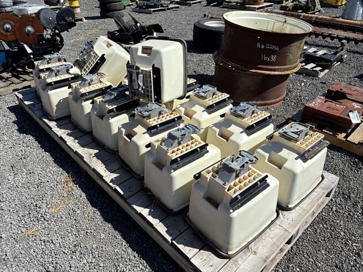 #113941-•-16-kinze-insecticide-boxes-image-3