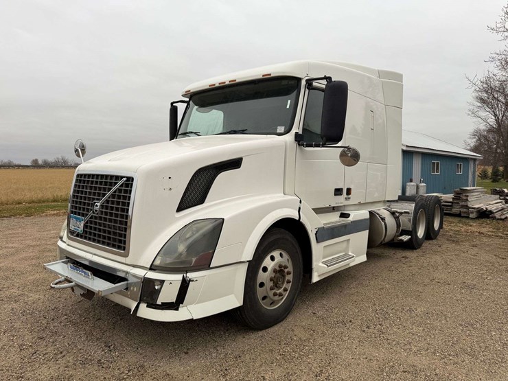 2005-volvo-sleeper-semi,-cummins-isx-engine,-13-speed-eaton-transmission,-wet-kit,-aluminum-front-an-image-1