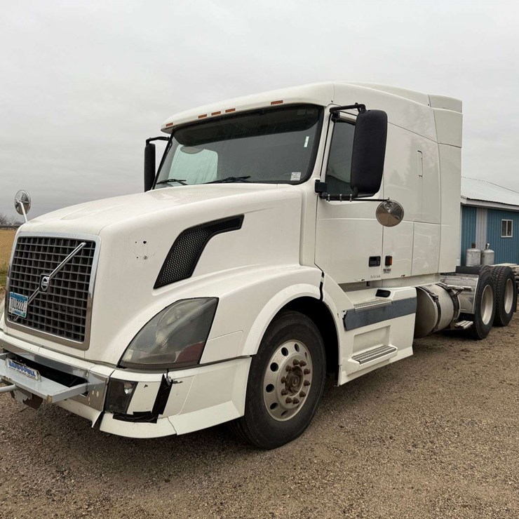 2005 Volvo Sleeper Semi, Cummins iSX Engine, 13 Speed Eaton Transmission, Wet Kit, Aluminum Front an