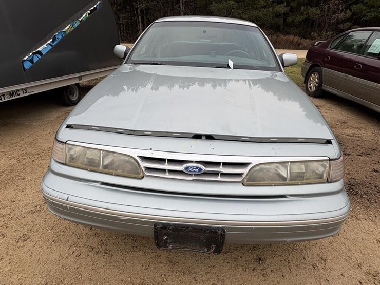 1995-ford-crown-victoria-lx-car-image-2