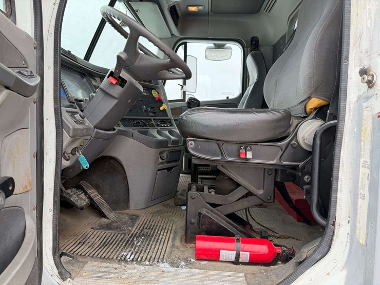 2006-freightliner-columbia-grain-truck,-549,000-miles,-8-year-old-box,-eaton-speed-shift-10-speed-tr-image-64