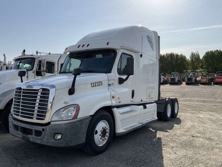 2011-freightliner-cascadia-125-image-1