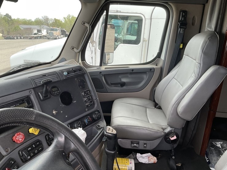 2011-freightliner-cascadia-125-image-8