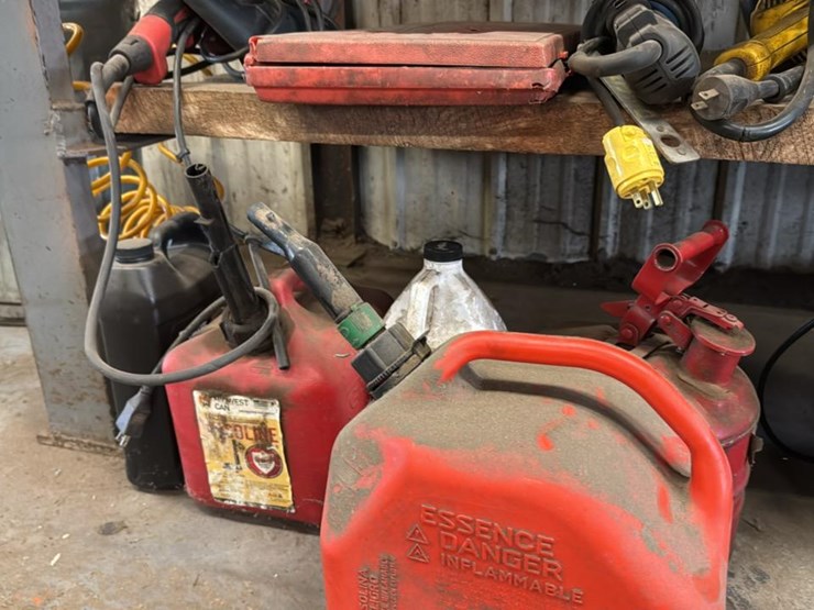 #183-•-contents-of-second-shelf-and-floor-underneath*-image-10