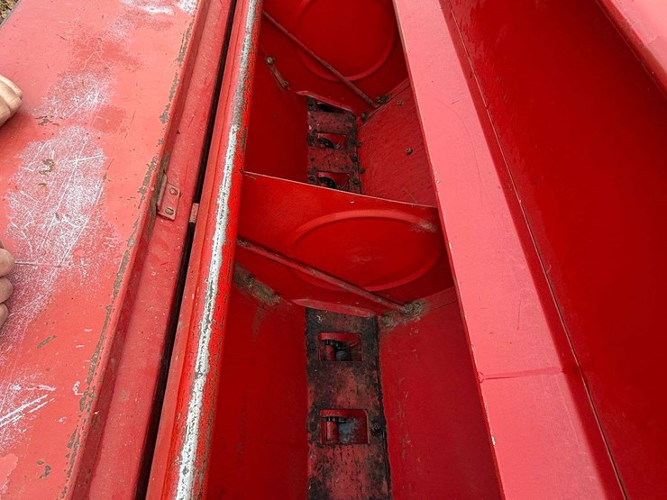 international-172-grain-drill-with-grass-seeder,-6”-spacing-with-hitch-and-hydraulic-plumbing-image-12