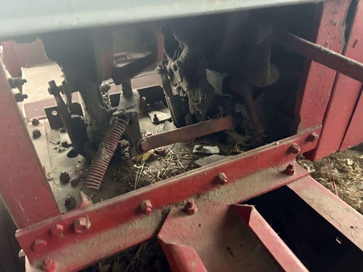 ih-47-square-baler,-540-pto,-twine,-stored-inside-image-8