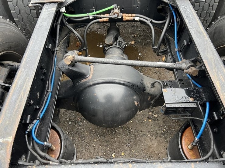 2017-freightliner-cascadia-tri-axle-truck-tractor-image-23