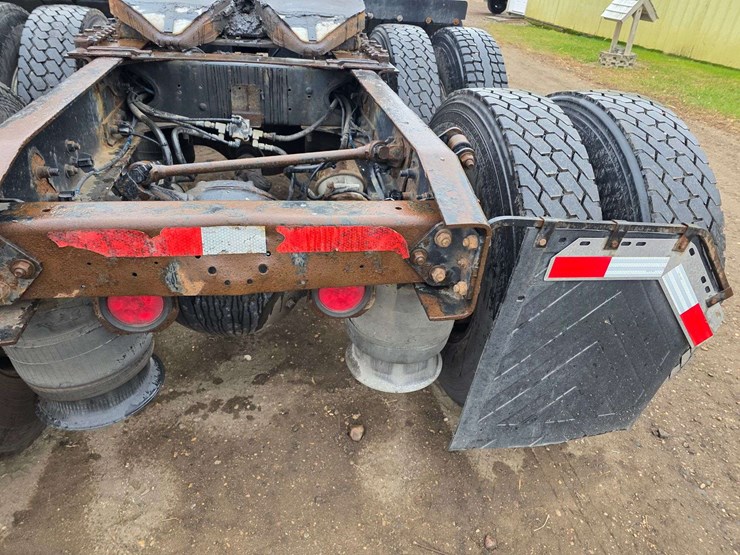 2007-freightliner-cl120-day-cab-semi,-978,000-miles,-detroit-series-60-–-14l-engine,-515hp,-10-speed-image-48