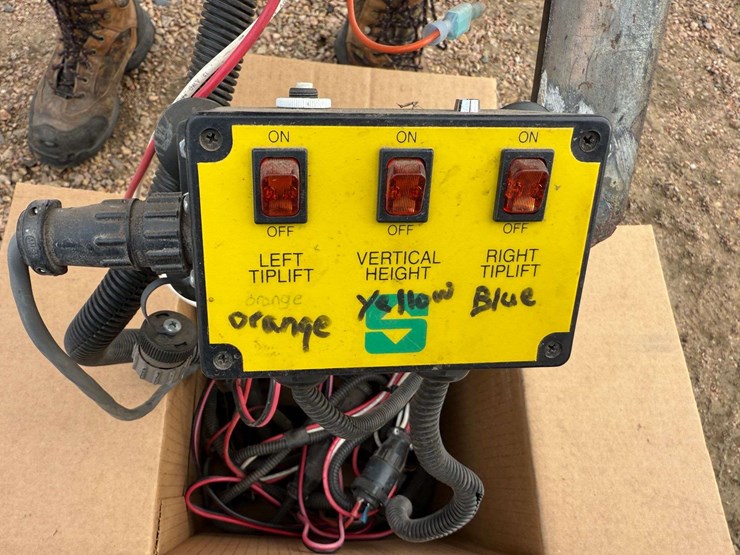 summers-90’-sprayer,-3pt-hookup,-500-gallon-tank,-5-section-shut-offs,-comes-with-controller,-wings-image-17