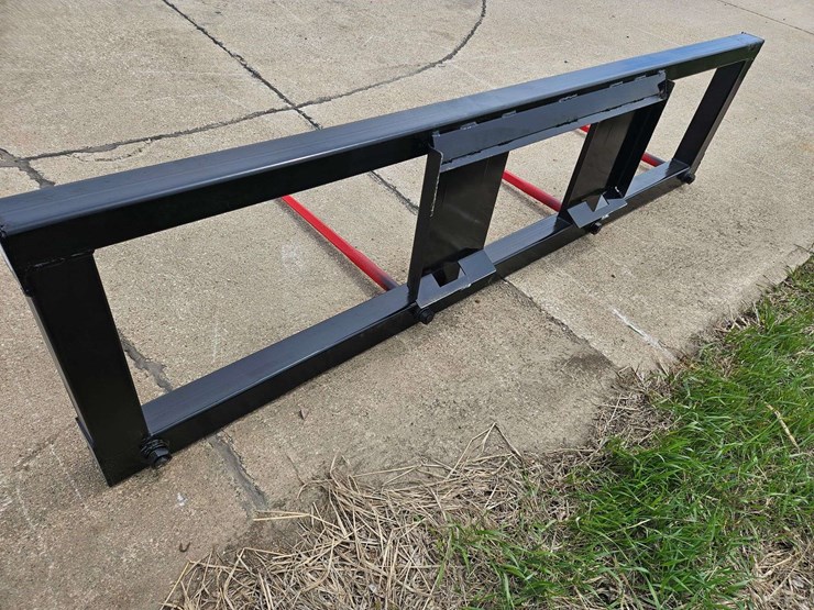 m&j-oldenburg-manufacturing-skidloader-double-bale-spear-image-3