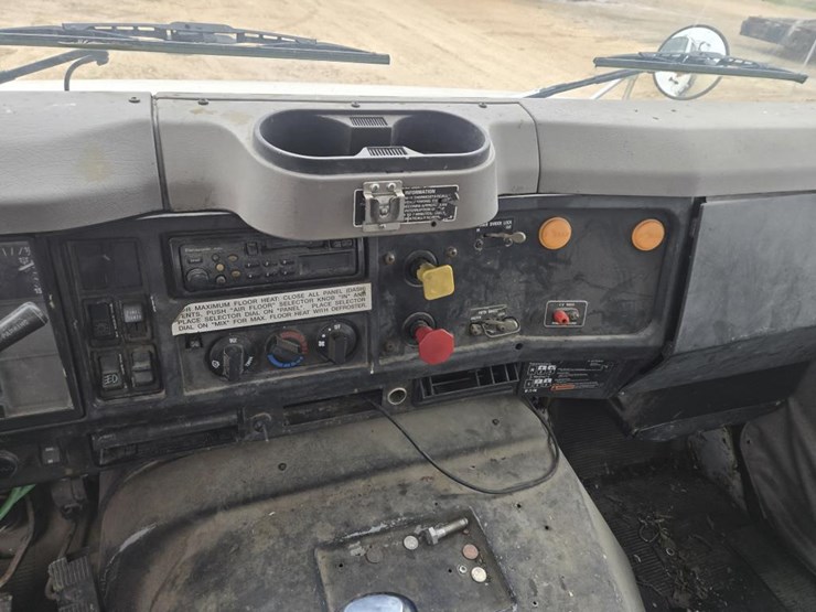 2000-international-8100-image-19