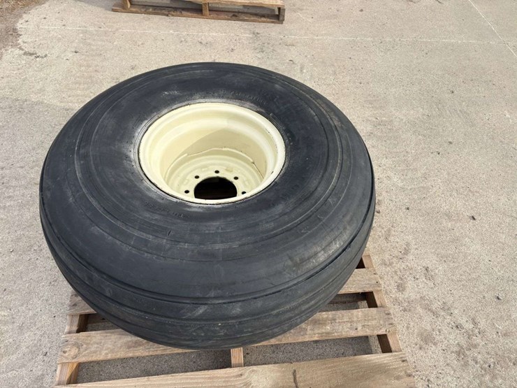 firestone-21.5l-16.1-tire-on-8-bolt-white-ag-rim,-10-ply-image-1