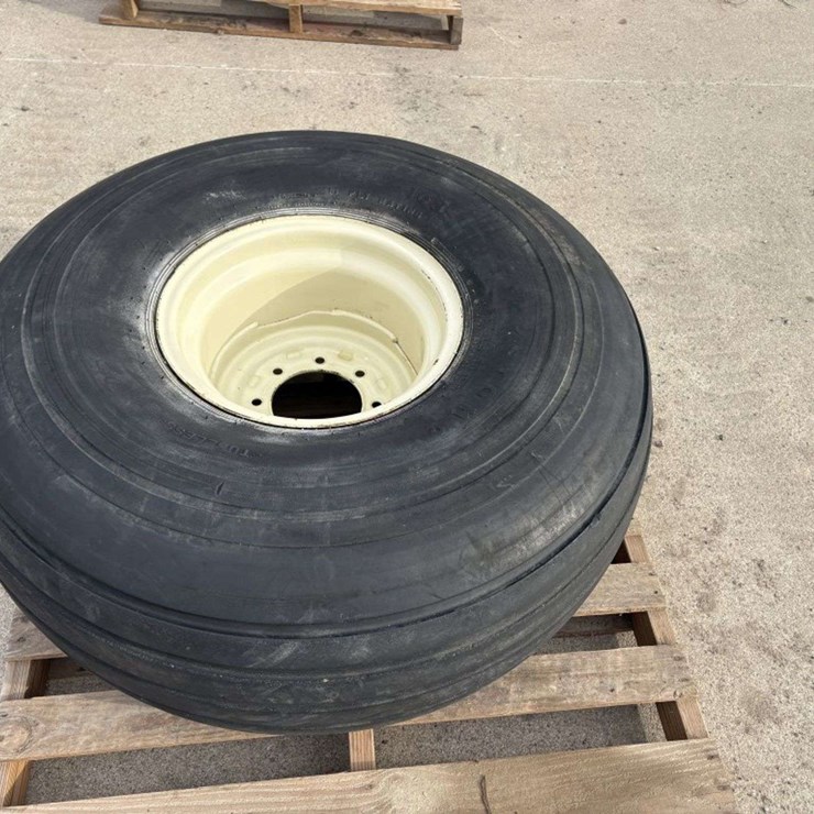 Firestone 21.5L-16.1 Tire on 8 Bolt White Ag Rim, 10 Ply