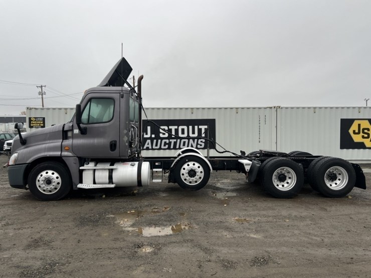 2017-freightliner-cascadia-tri-axle-truck-tractor-image-7