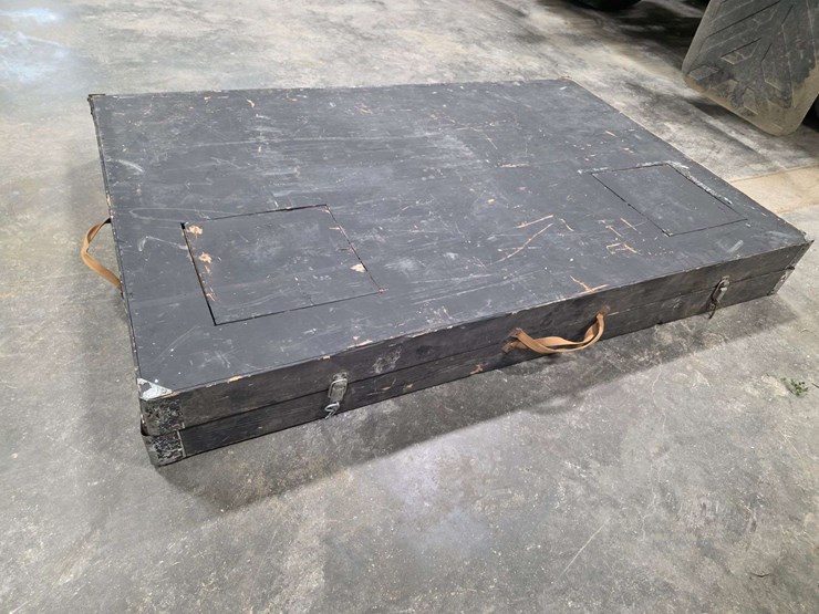 7.5’-x-5.5’-mankato-portable-fish/spearing-house,-2-hole-and-spear-hole-with-furnace-vent-image-5