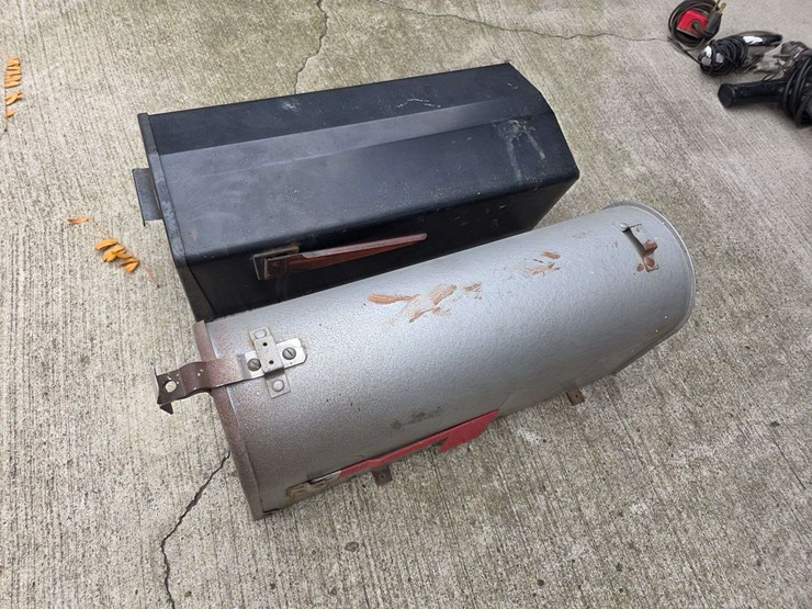 (2)-mail-boxes,-buying-both-for-one-money-image-4