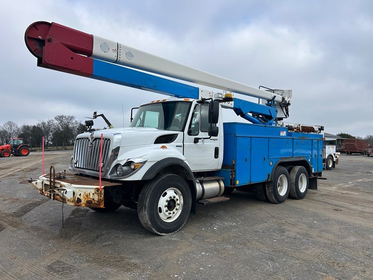 2010-international-7400-image-1