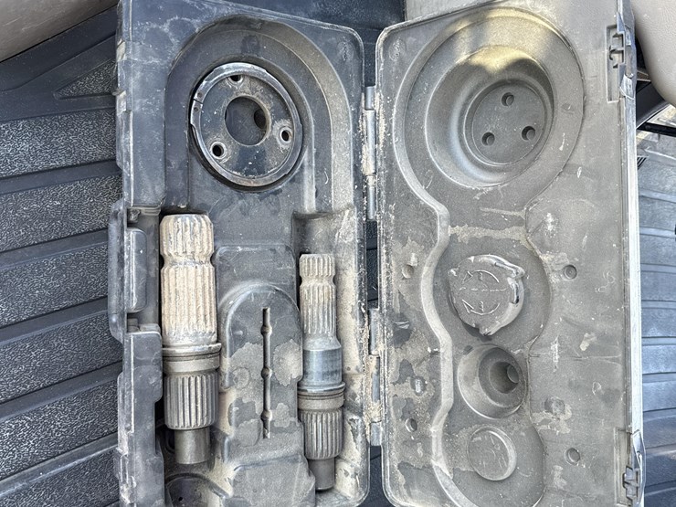 case-ih-magnum-235-image-15